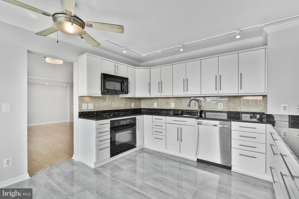 501 SLATERS LANE 1222