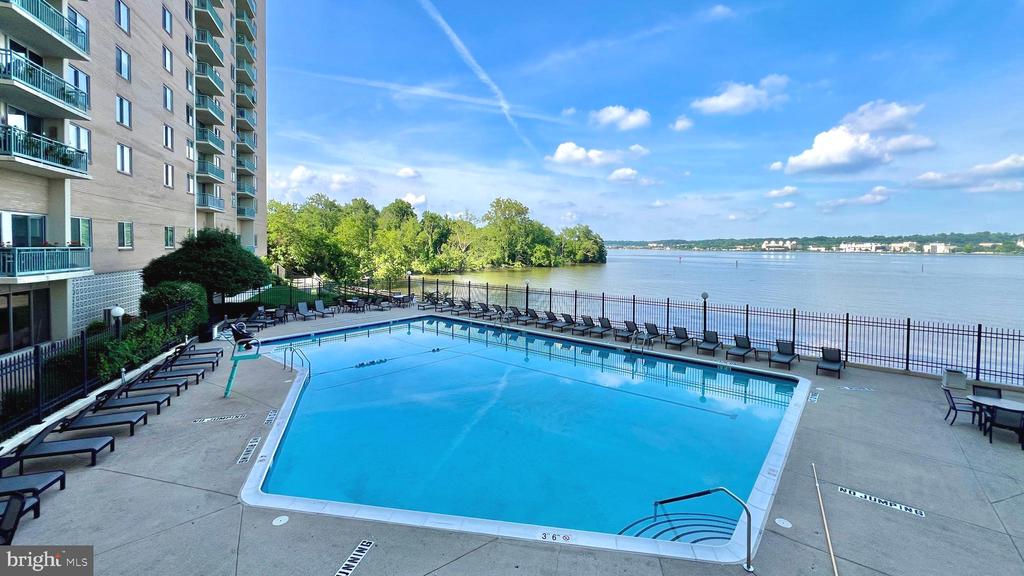 501 SLATERS LANE 1222