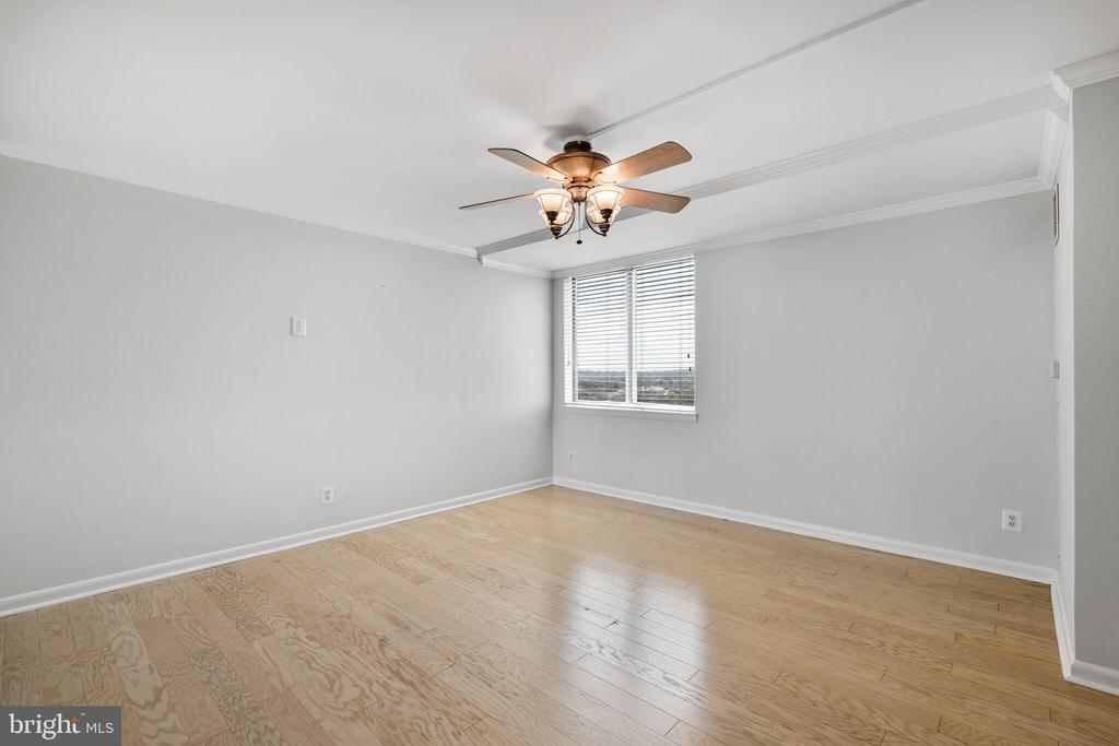 501 SLATERS LANE 1222