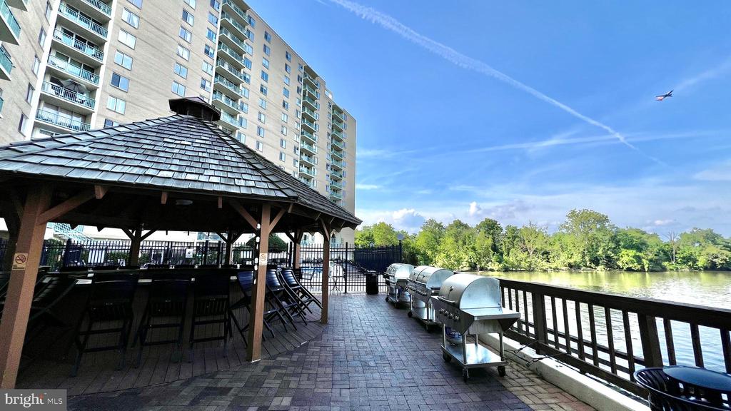 501 SLATERS LANE 1222