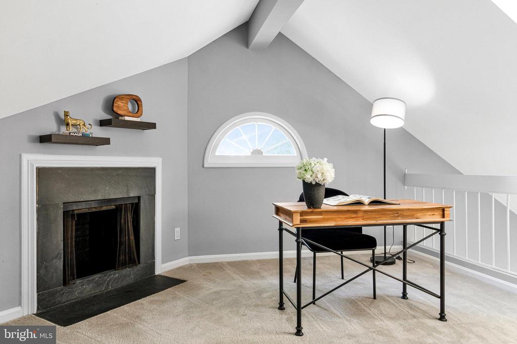 1307 E ABINGDON DRIVE 4