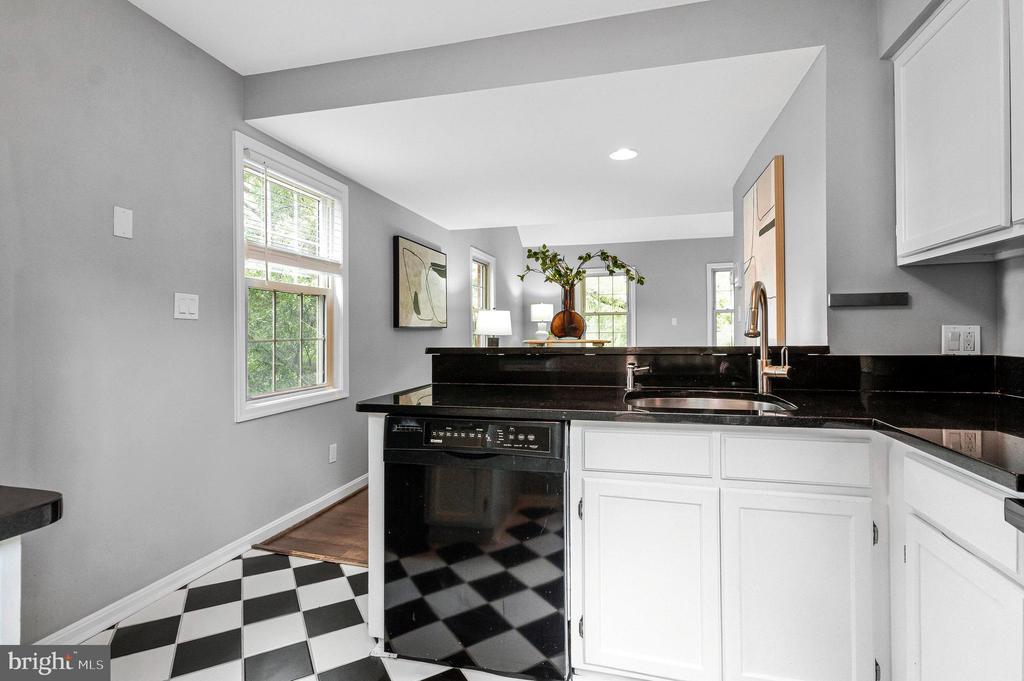1307 E ABINGDON DRIVE 4