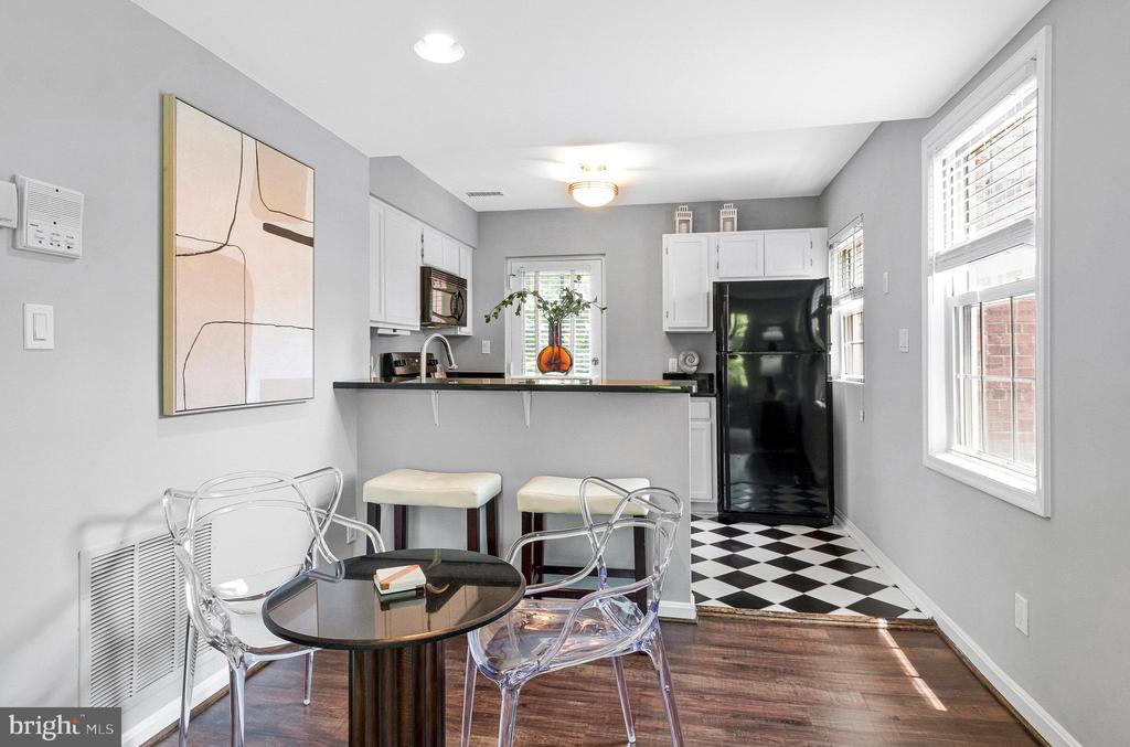 1307 E ABINGDON DRIVE 4