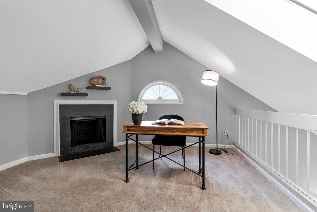 1307 E ABINGDON DRIVE 4