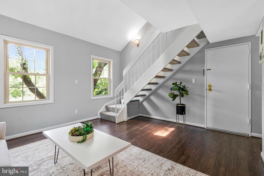 1307 E ABINGDON DRIVE 4