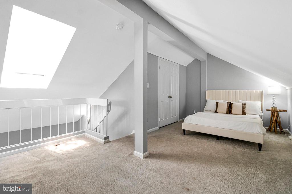 1307 E ABINGDON DRIVE 4