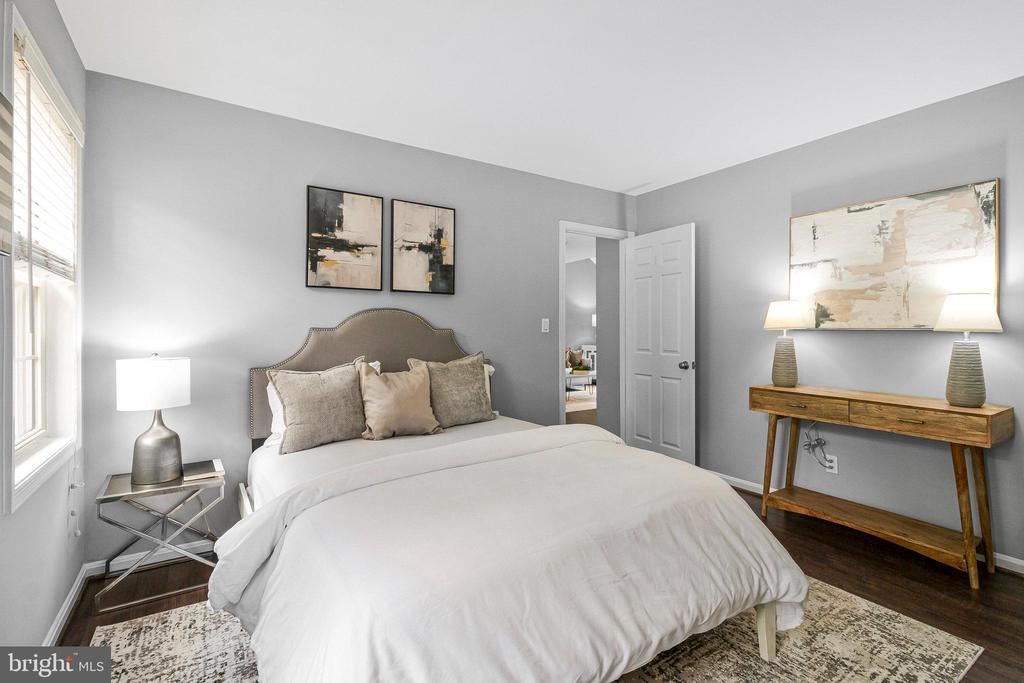 1307 E ABINGDON DRIVE 4