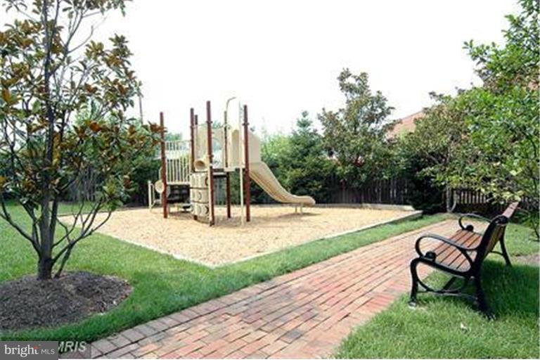 1416 ROUNDHOUSE LANE