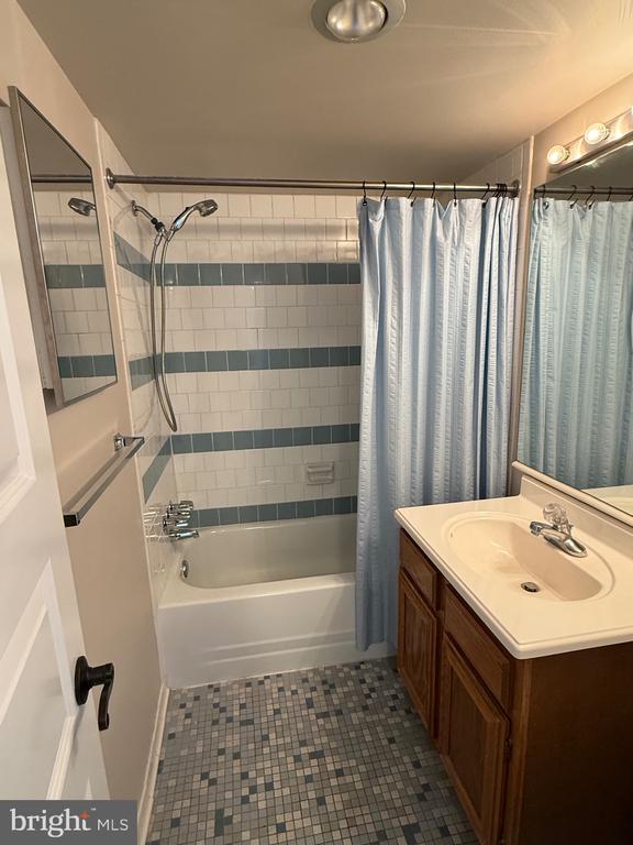 501 SLATERS LN 805