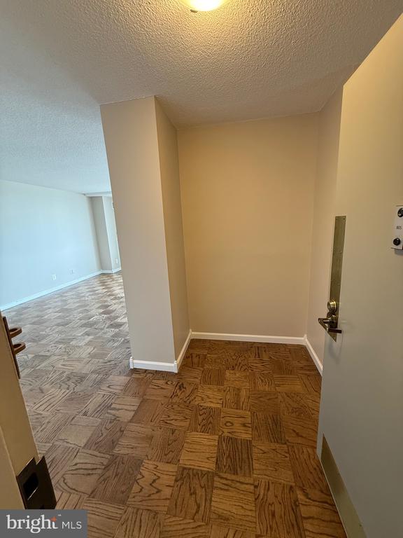501 SLATERS LN 805