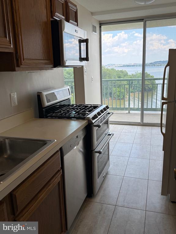 501 SLATERS LN 805