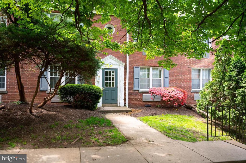 8 AUBURN COURT 3-8A
