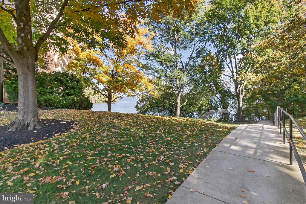 501 SLATERS LANE 513