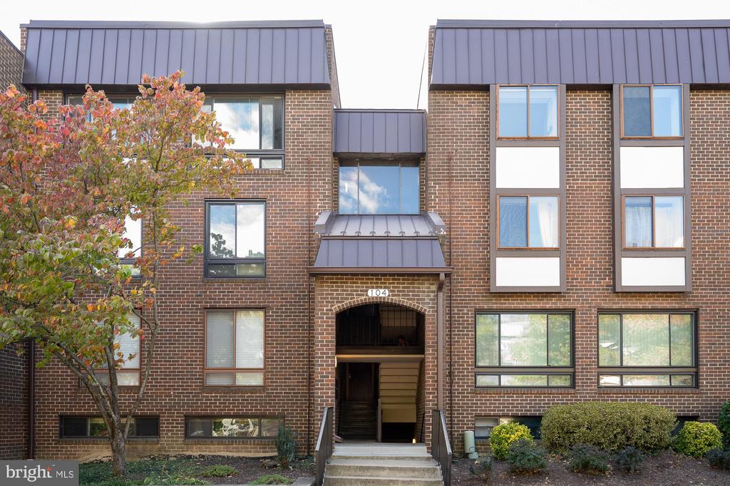 104 ROBERTS LANE 401