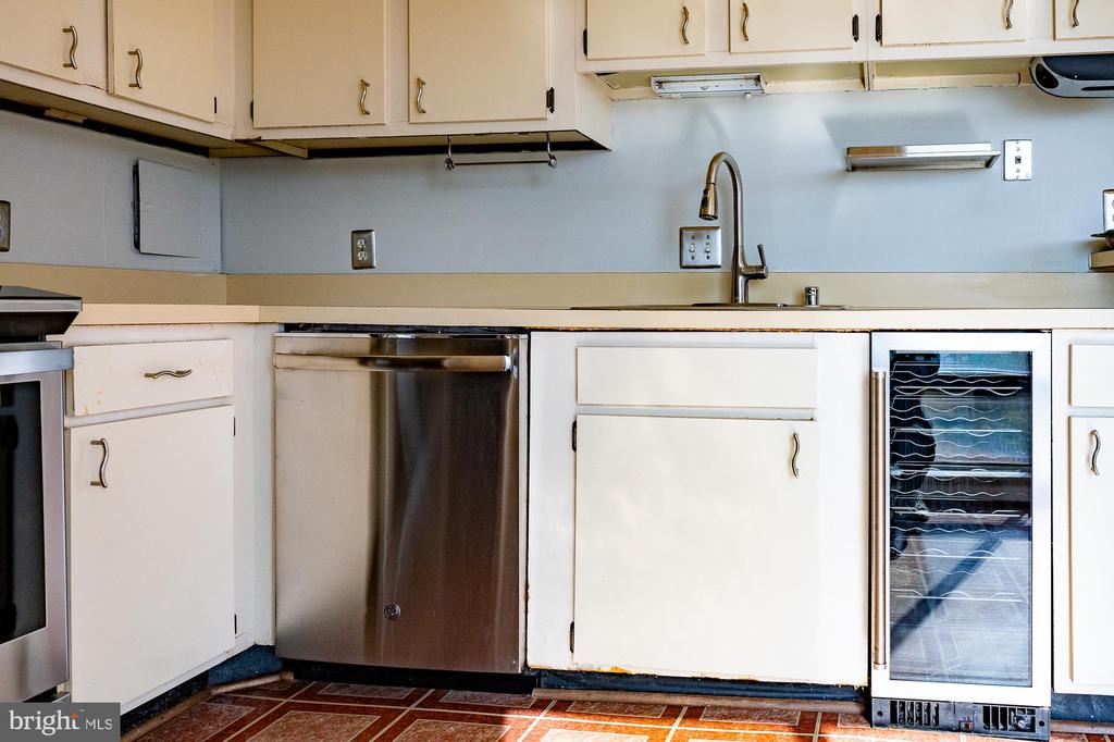 104 ROBERTS LANE 401