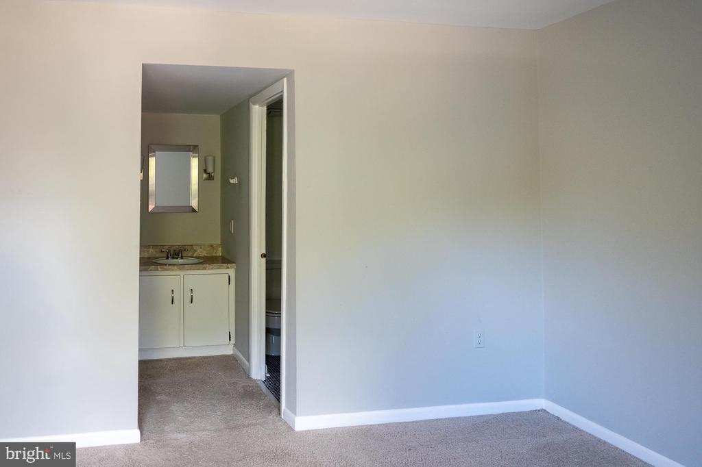 104 ROBERTS LANE 401