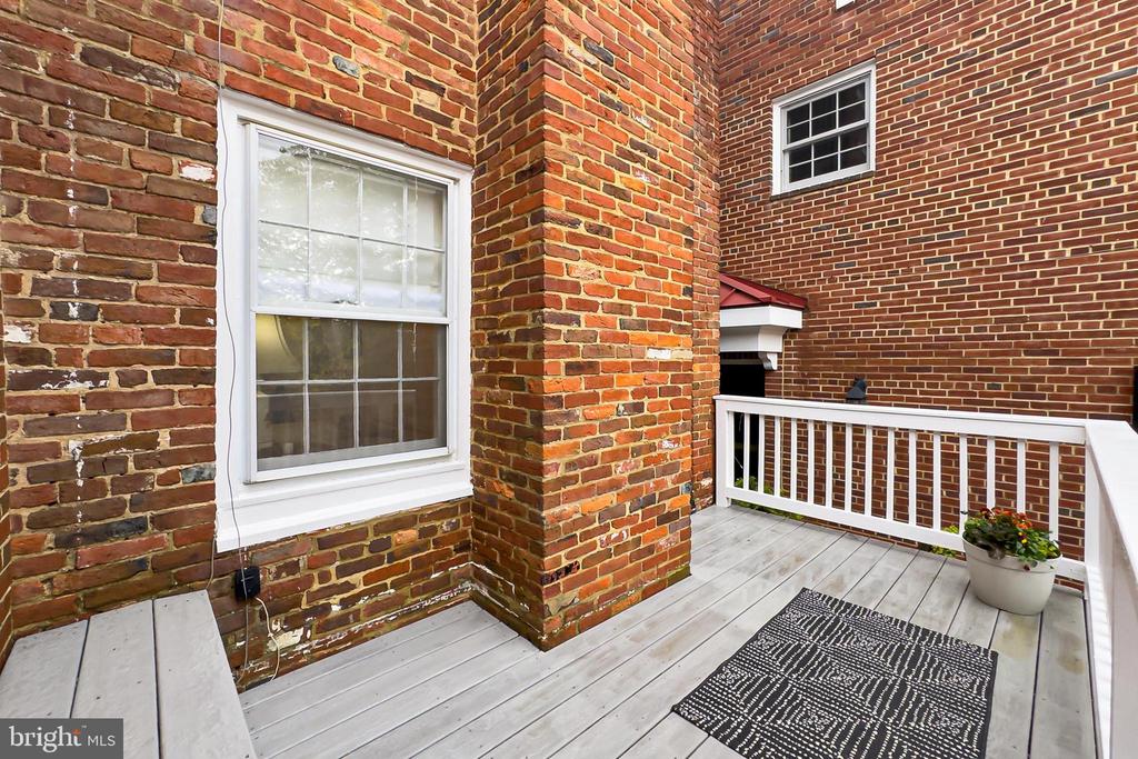 208 S LEE STREET
