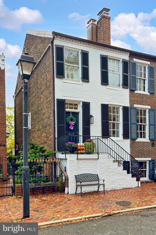 208 S LEE STREET