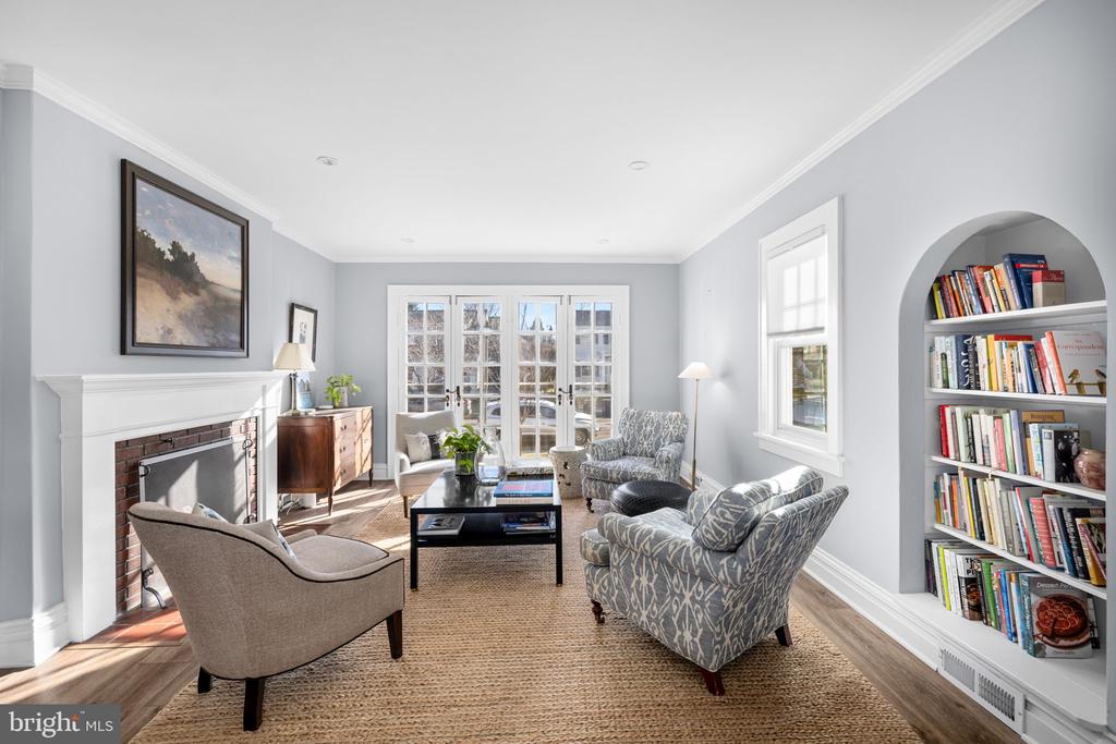 1 W OAK STREET