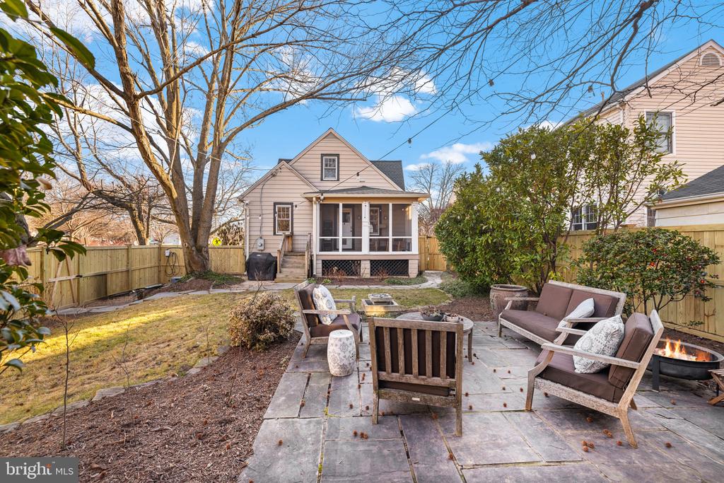 1 W OAK STREET