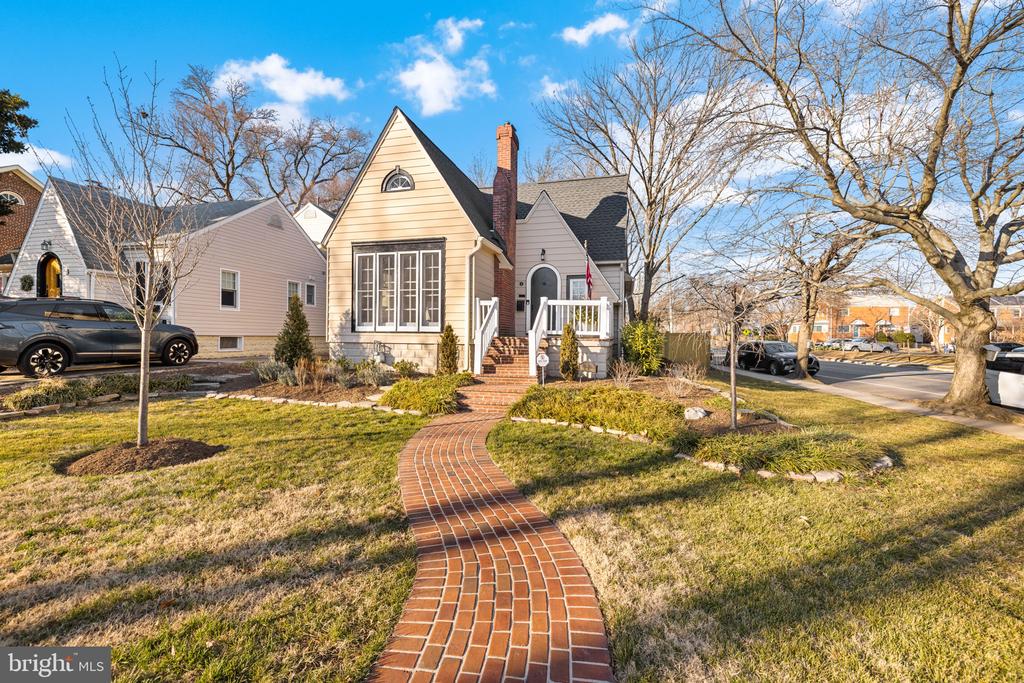 1 W OAK STREET
