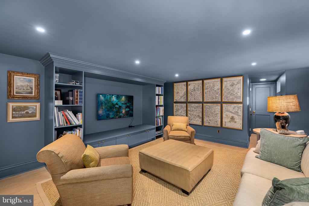 1 W OAK STREET