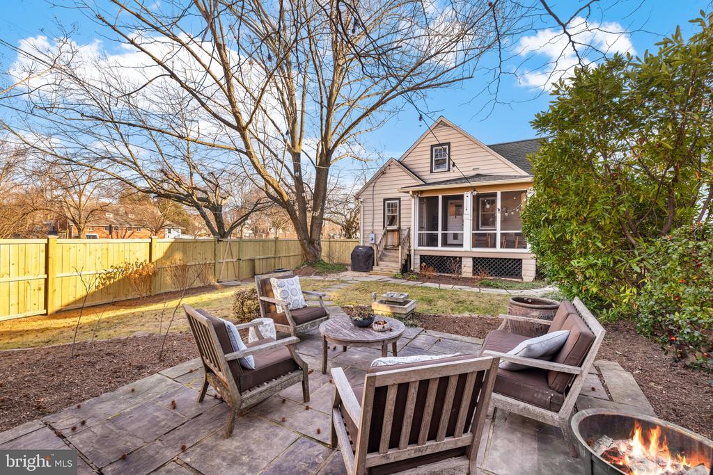 1 W OAK STREET