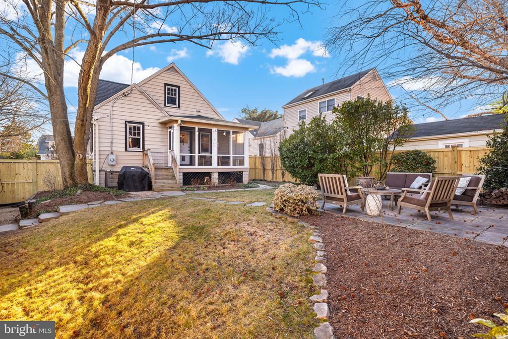 1 W OAK STREET