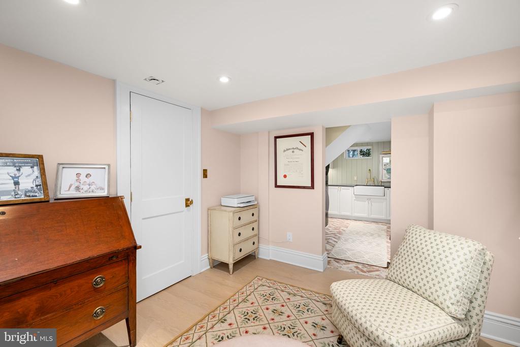 1 W OAK STREET