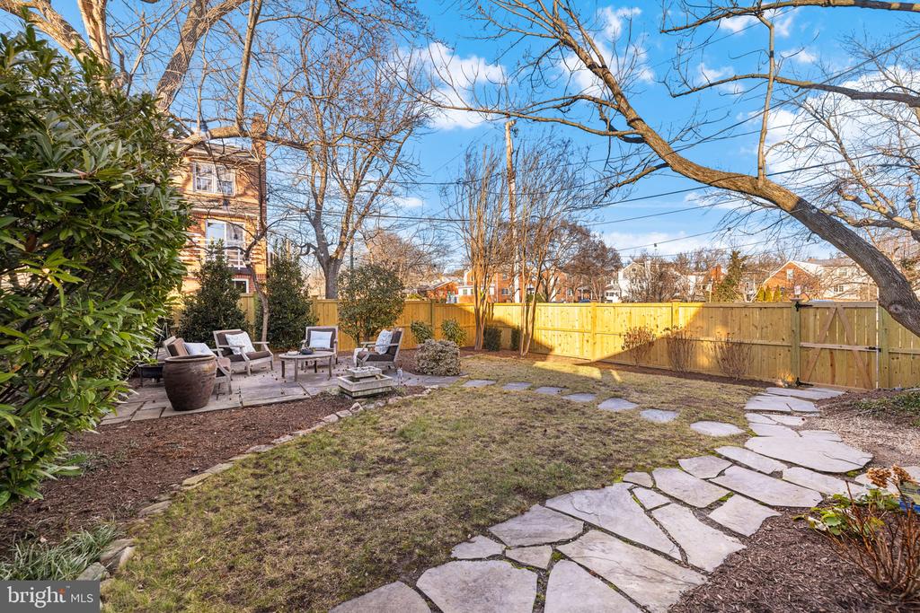 1 W OAK STREET