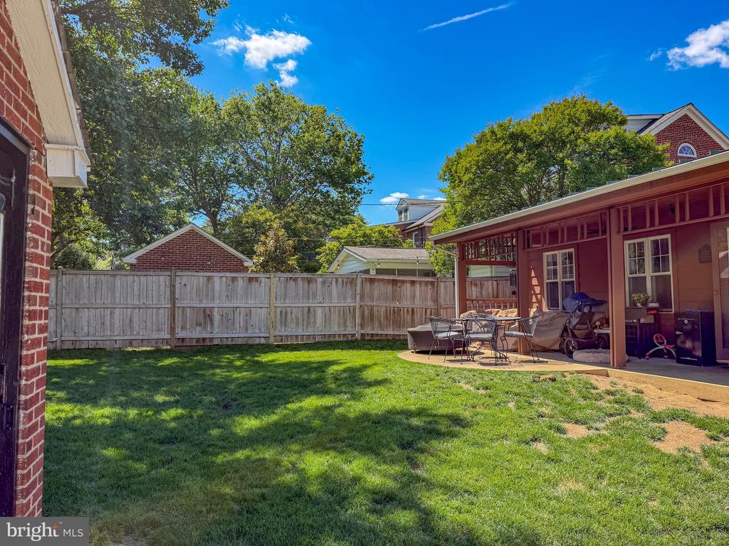 10 W OAK STREET