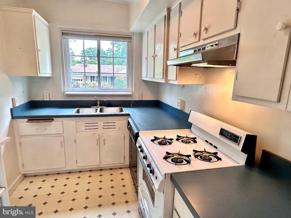 1119 BEVERLEY DRIVE
