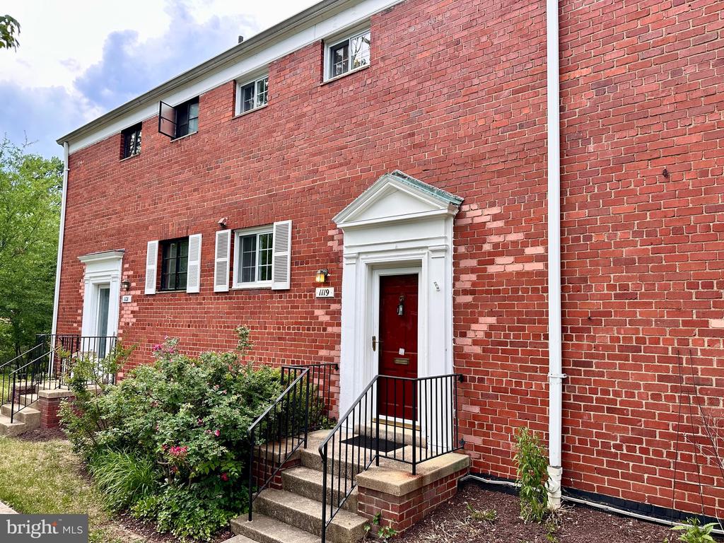 1119 BEVERLEY DRIVE