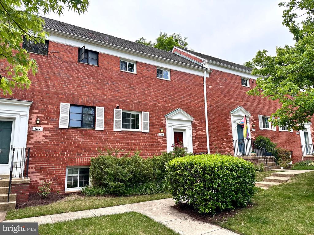 1119 BEVERLEY DRIVE