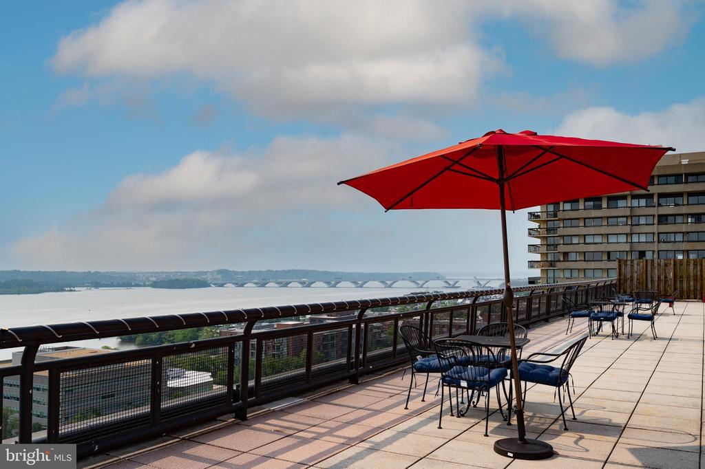 801 N PITT STREET Unit: 521