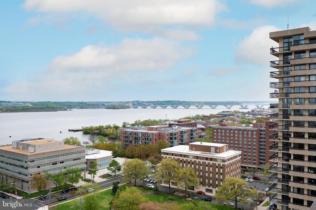 801 N PITT STREET Unit: 521
