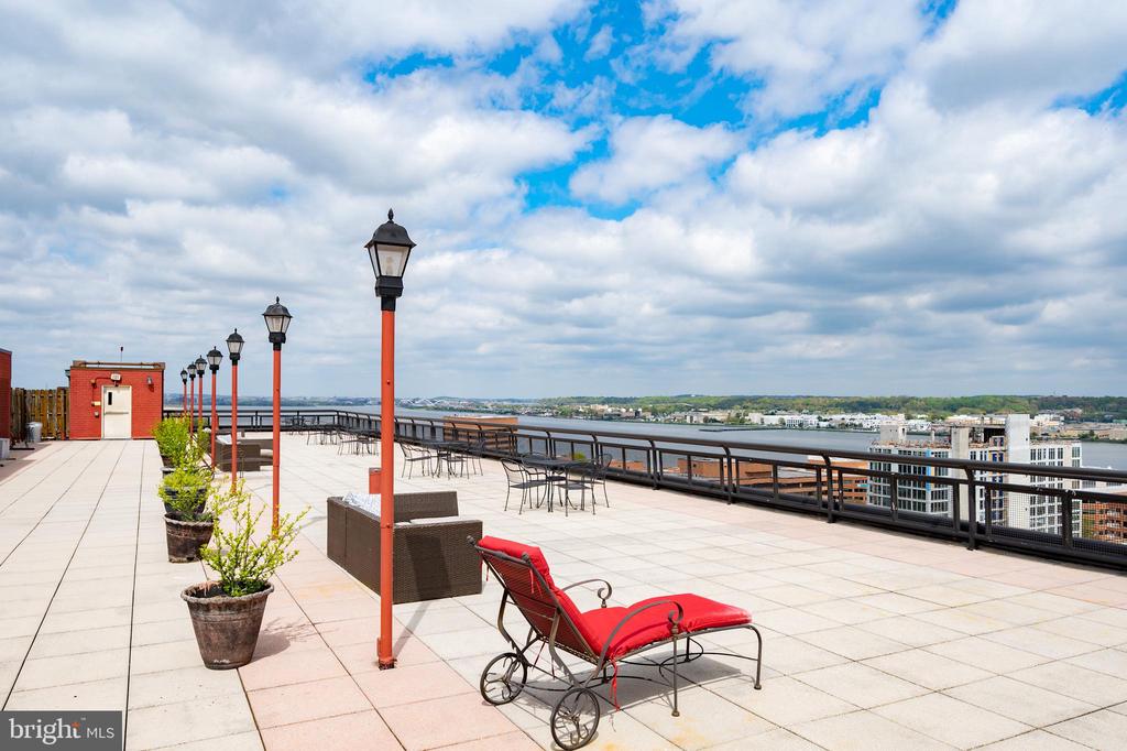 801 N PITT STREET Unit: 521