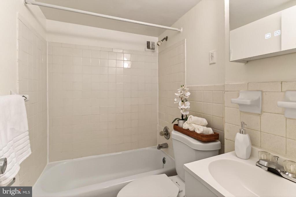 801 N PITT STREET Unit: 521