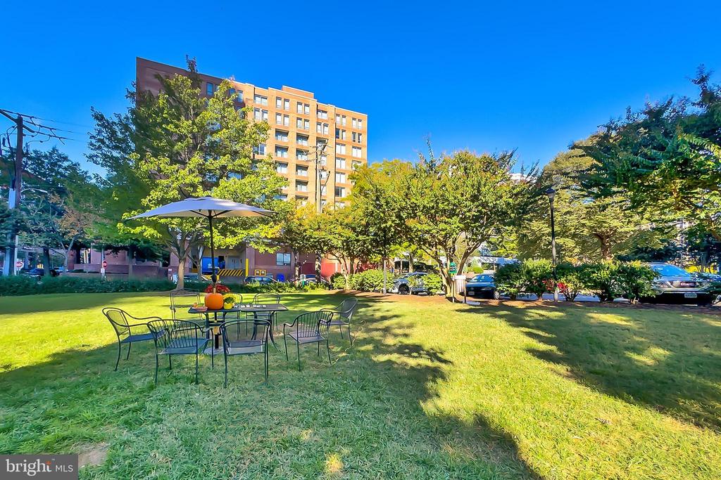 801 N PITT STREET Unit: 521