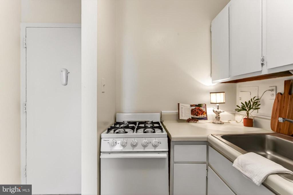 801 N PITT STREET Unit: 521