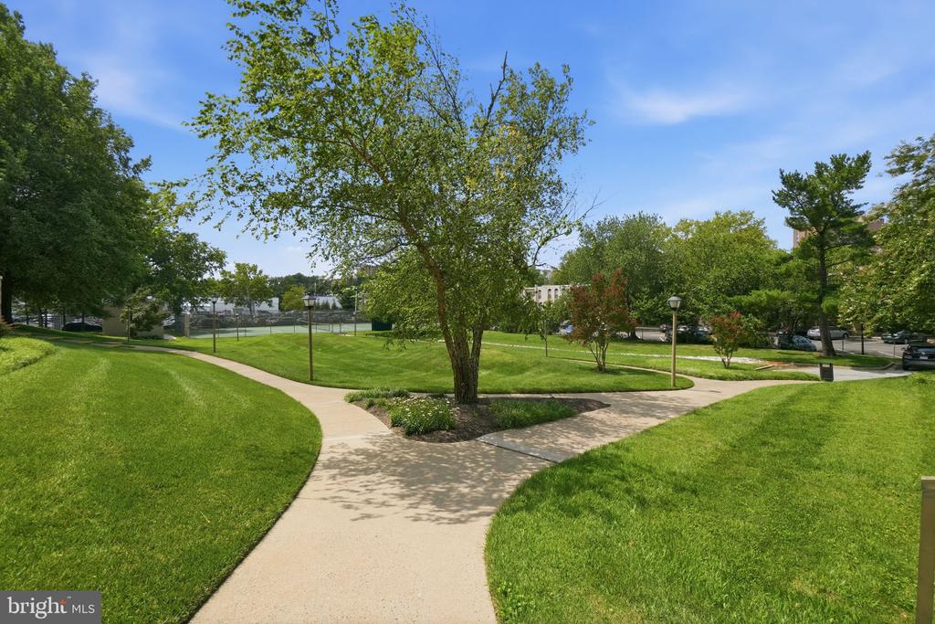 200 N PICKETT STREET Unit: 1414