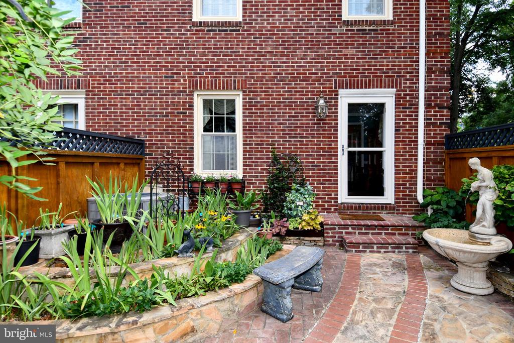 445 OLD TOWN COURT
