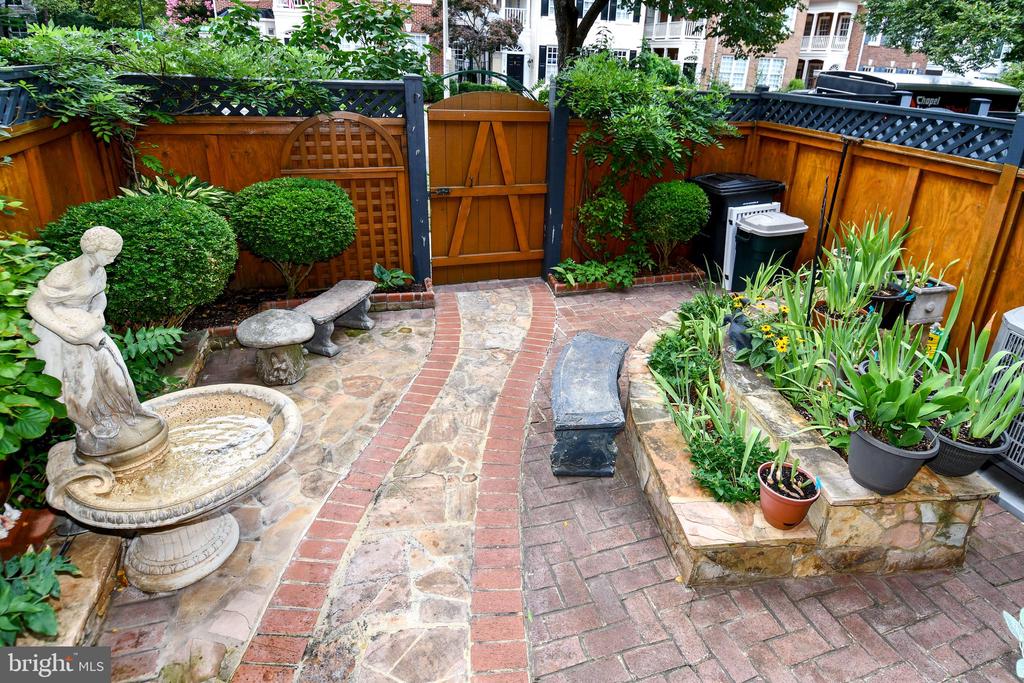 445 OLD TOWN COURT