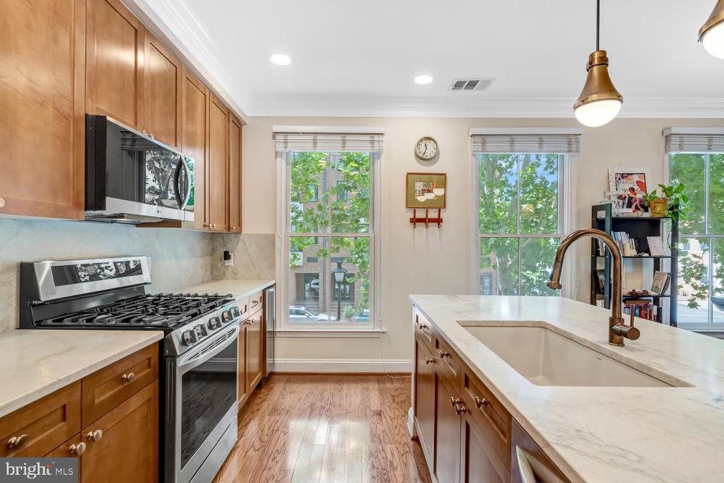 1115 CAMERON Unit: 212