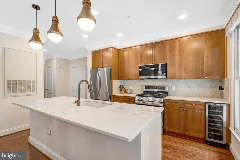 1115 CAMERON Unit: 212