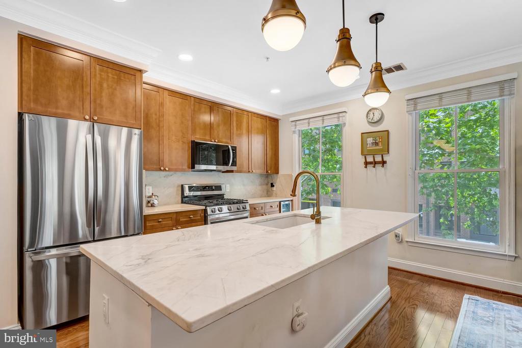 1115 CAMERON Unit: 212