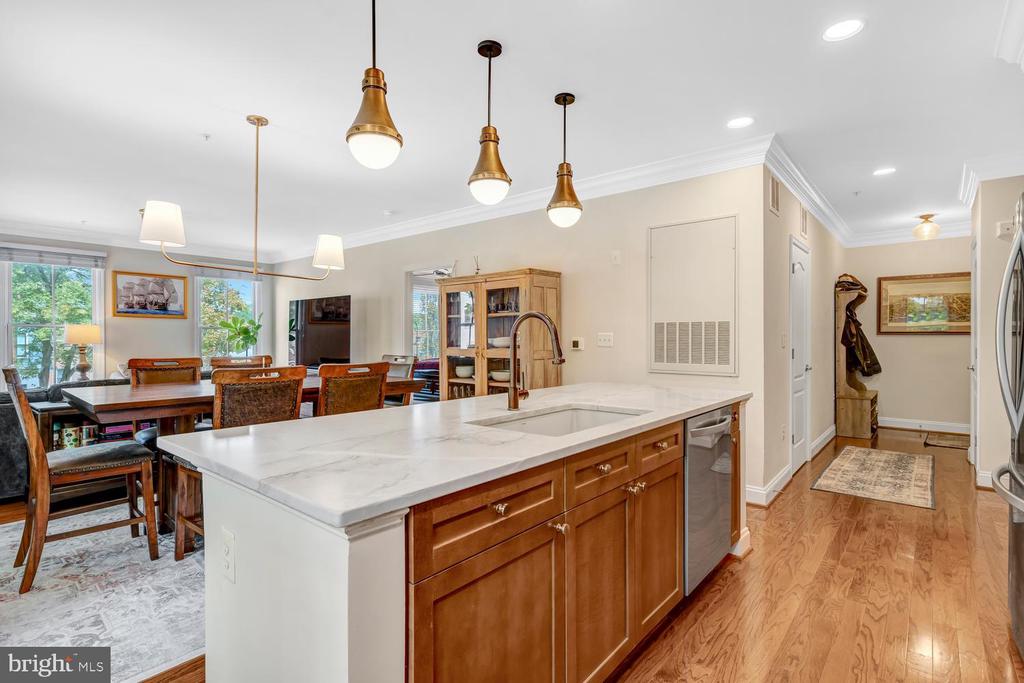 1115 CAMERON Unit: 212
