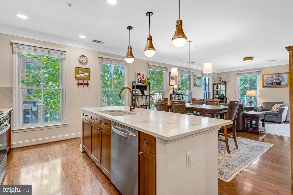 1115 CAMERON Unit: 212
