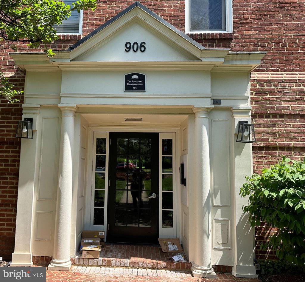 906 S WASHINGTON STREET Unit: 302