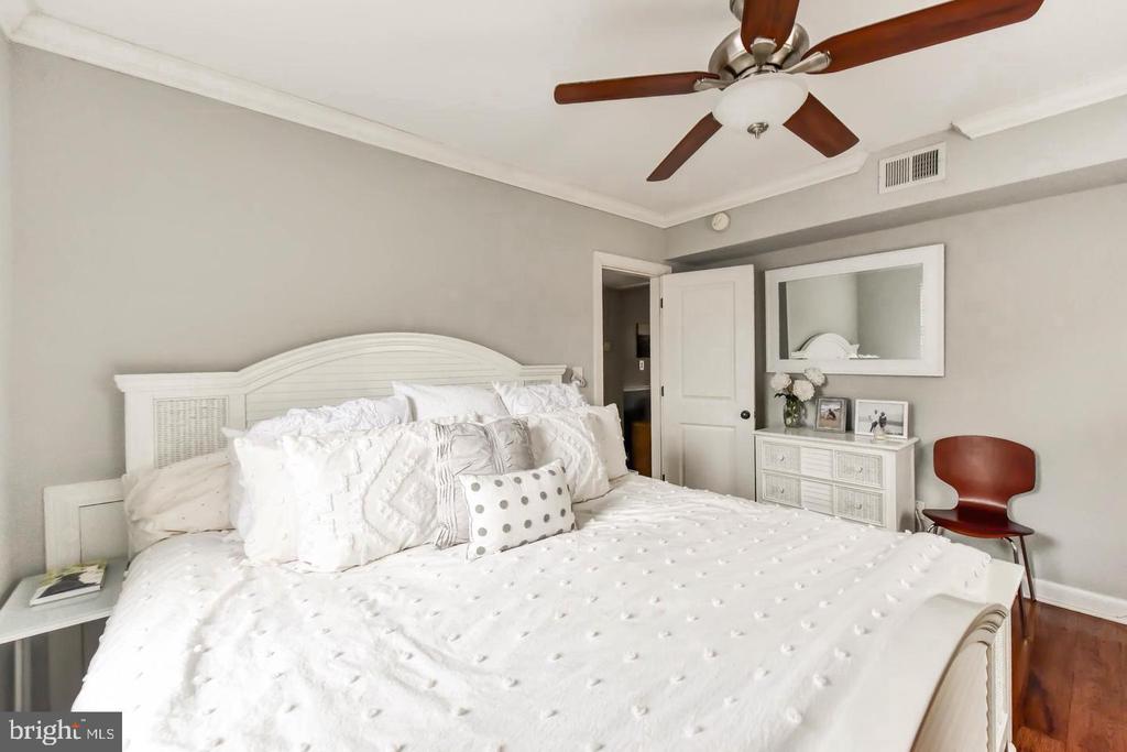 718 S WASHINGTON STREET Unit: 203